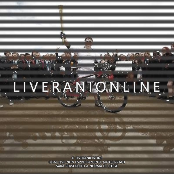 The Olympic Flame is carried on a mountain bike as part of the Torch Relay leg between Southend-on-Sea and Hadleigh. /PHOTOSHOT/AG ALDO LIVERANI SAS - ITALY ONLY -