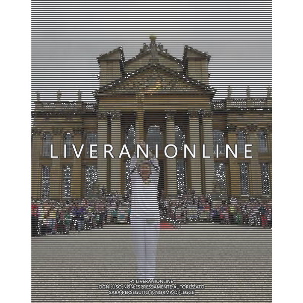 Pat Pearce with the Olympic flame at Blenheim Palace, Oxfordshire PHOTOSHOT/AG ALDO LIVERANI SAS - ITALY ONLY -