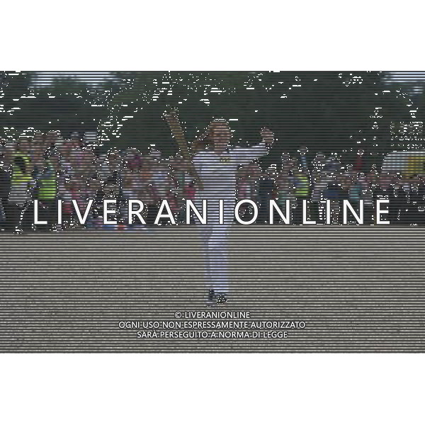 18 year old Juliet Sparrow carries the Olympic flame into the Great Court of Blenheim Palace, Oxfordshire PHOTOSHOT/AG ALDO LIVERANI SAS - ITALY ONLY -