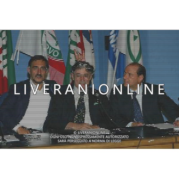 BRESCIA 5/06/2003 NELLA FOTO IGNAZIO LA RUSSA FA LE CORNA AL SENATORE UMBERTO BOSSI CON BERLUSCONI SILVIO CHE GURDA FOTO ALDO LIVERANI