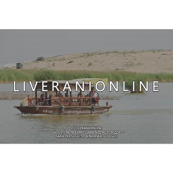 (120715) -- YINCHUAN, July 15, 2012 () -- Tourists enjoy a cruise on a boat in the Sand Lake scenic area in Yinchuan, capital of northwest China\'s Ningxia Hui Autonomous Region, July 13, 2012. China\'s total tourism revenues reached 1,280 billion yuan (202 billion U.S. dollars) in the first half of this year, 17.3 percent up compared to last year, according to figures of the National Tourism Administration. (/Peng Zhaozhi) (llp) ©photoshot/AGENZIA ALDO LIVERANI SAS - ITALY ONLY - Turisti con i cammelli nella zona della spiaggia del Lago di sabbia a Yinchuan, capitale della Cina nord-occidentale della Regione autonoma Ningxia Hui, 13 luglio 2012.
