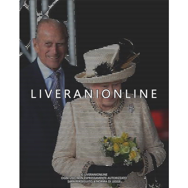 Queen Elizabeth II and the Duke of Edinburgh during a visit to the Leeds Arena today. ©photoshot/AGENZIA ALDO LIVERANI SAS - ITALY ONLY - REALI INGLESI: La Regina Elisabetta II d\'inghilterra in visita al Leeds Arena nel nord-est dell\'Inghilterra