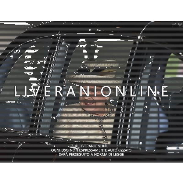 Queen Elizabeth II watches from her car as schoolchildren sing God Save The Queen, as she departs form a visit to the Leeds Arena today. ©photoshot/AGENZIA ALDO LIVERANI SAS - ITALY ONLY - REALI INGLESI: La Regina Elisabetta II d\'inghilterra in visita al Leeds Arena nel nord-est dell\'Inghilterra