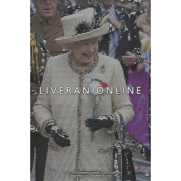 Her Majesty and His Royal Highness visited the City Varieties Music Hall and viewed a \'Good Old Days\' theatrical performance by City Varieties Youth Theatre Company before unveiling a plaque. ©photoshot/AGENZIA ALDO LIVERANI SAS - ITALY ONLY - REALI INGLESI: La Regina Elisabetta II d\'inghilterra in visita al Leeds Arena nel nord-est dell\'Inghilterra