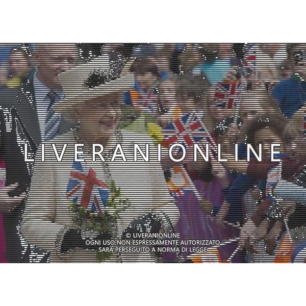 Her Majesty and His Royal Highness visited the City Varieties Music Hall and viewed a \'Good Old Days\' theatrical performance by City Varieties Youth Theatre Company before unveiling a plaque. ©photoshot/AGENZIA ALDO LIVERANI SAS - ITALY ONLY - REALI INGLESI: La Regina Elisabetta II d\'inghilterra in visita al Leeds Arena nel nord-est dell\'Inghilterra