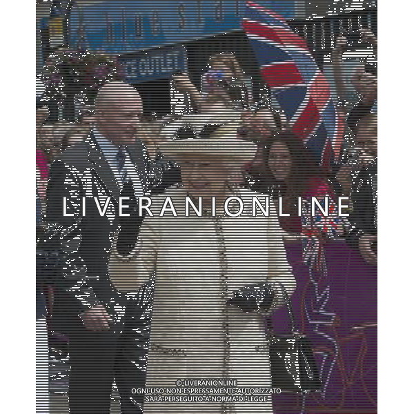 Her Majesty and His Royal Highness visited the City Varieties Music Hall and viewed a \'Good Old Days\' theatrical performance by City Varieties Youth Theatre Company before unveiling a plaque. ©photoshot/AGENZIA ALDO LIVERANI SAS - ITALY ONLY - REALI INGLESI: La Regina Elisabetta II d\'inghilterra in visita al Leeds Arena nel nord-est dell\'Inghilterra