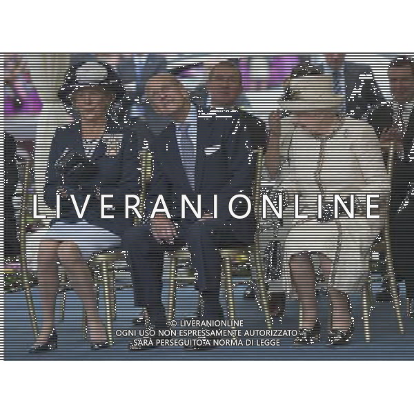 Her Majesty and His Royal Highness visited the City Varieties Music Hall and viewed a \'Good Old Days\' theatrical performance by City Varieties Youth Theatre Company before unveiling a plaque.THE DUKE LOOKING AT BALLOONS ©photoshot/AGENZIA ALDO LIVERANI SAS - ITALY ONLY - REALI INGLESI: La Regina Elisabetta II d\'inghilterra in visita al Leeds Arena nel nord-est dell\'Inghilterra