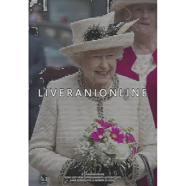 Her Majesty and His Royal Highness visited the City Varieties Music Hall and viewed a \'Good Old Days\' theatrical performance by City Varieties Youth Theatre Company before unveiling a plaque. ©photoshot/AGENZIA ALDO LIVERANI SAS - ITALY ONLY - REALI INGLESI: La Regina Elisabetta II d\'inghilterra in visita al Leeds Arena nel nord-est dell\'Inghilterra
