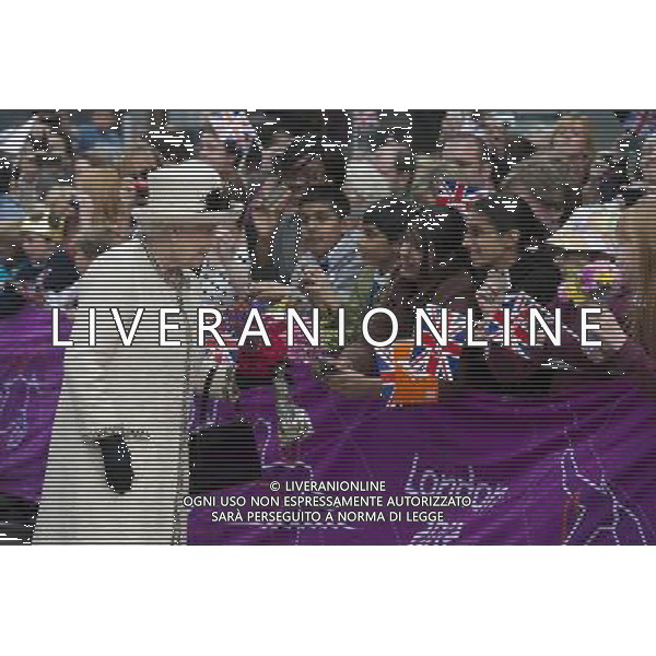 Her Majesty and His Royal Highness visited the City Varieties Music Hall and viewed a \'Good Old Days\' theatrical performance by City Varieties Youth Theatre Company before unveiling a plaque. ©photoshot/AGENZIA ALDO LIVERANI SAS - ITALY ONLY - REALI INGLESI: La Regina Elisabetta II d\'inghilterra in visita al Leeds Arena nel nord-est dell\'Inghilterra