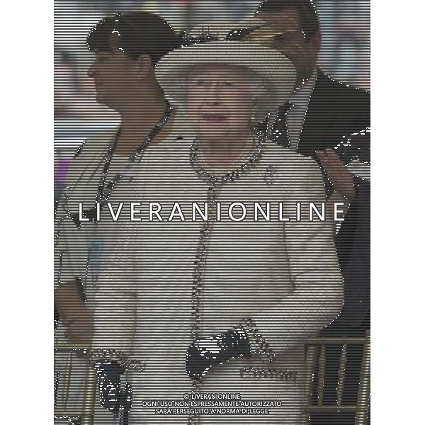 Her Majesty and His Royal Highness visited the City Varieties Music Hall and viewed a \'Good Old Days\' theatrical performance by City Varieties Youth Theatre Company before unveiling a plaque.THE QUEEN LOOKING AT BALLOONS ©photoshot/AGENZIA ALDO LIVERANI SAS - ITALY ONLY - REALI INGLESI: La Regina Elisabetta II d\'inghilterra in visita al Leeds Arena nel nord-est dell\'Inghilterra