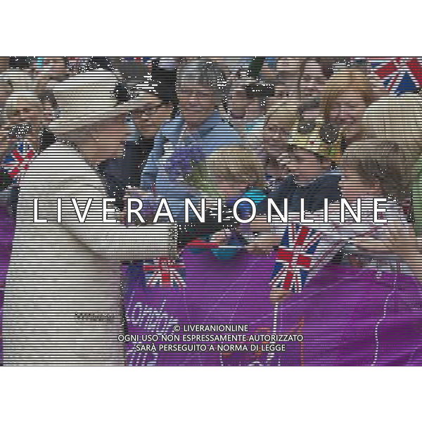 Her Majesty and His Royal Highness visited the City Varieties Music Hall and viewed a \'Good Old Days\' theatrical performance by City Varieties Youth Theatre Company before unveiling a plaque. ©photoshot/AGENZIA ALDO LIVERANI SAS - ITALY ONLY - REALI INGLESI: La Regina Elisabetta II d\'inghilterra in visita al Leeds Arena nel nord-est dell\'Inghilterra