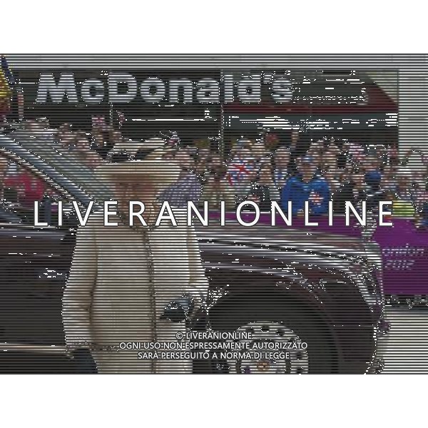 Her Majesty and His Royal Highness visited the City Varieties Music Hall and viewed a \'Good Old Days\' theatrical performance by City Varieties Youth Theatre Company before unveiling a plaque. ©photoshot/AGENZIA ALDO LIVERANI SAS - ITALY ONLY - REALI INGLESI: La Regina Elisabetta II d\'inghilterra in visita al Leeds Arena nel nord-est dell\'Inghilterra