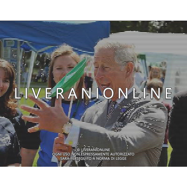 The Prince of Wales tries his hand at plate spinning, during a visit with the Duchess of Cornwall to youth rally at Saumarez Park in Guernsey, as they continue their visit to the Channel Islands. ©photoshot/AGENZIA ALDO LIVERANI SAS - ITALY ONLY - REALI INGLESI: Il principe Carlo d\'inghilterra e la moglie Camilla in visita alle Isole Normanne. 