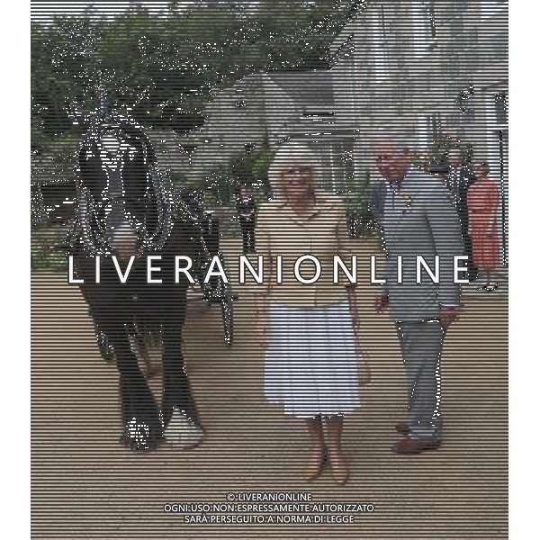 SARK, UNITED KINGDOM - JULY 20: Camilla, Duchess of Cornwall and Prince Charles Prince of Wales pose with a horse called \'Toby\' at Le Seigneurie on the Island of Sark on July 20, 2012 in Sark, United Kingdom. The Prince of Wales and the Duchess of Cornwall are in Sark as part of a Diamond Jubilee visit to the Channel Islands taking in Jersey, Guernsey and Sark ©photoshot/Agenzia Aldo Liverani Sas - ITALY ONLY - REALI INGLESI: Il principe Carlo d\'inghilterra e la moglie Camilla in visita alle Isole Normanne.