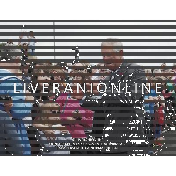 The Prince of Wales jokes with the crowds as he visits Seahouses, Northumberland during the second day of his tour of the north east. Tuesday July 24, 2012. ©photoshot/Agenzia Aldo Liverani Sas - ITALY ONLY - REALI INGLESI: Il Principe Carlo d\'inghilterra durante la visita nel nord-est 23 luglio 2012.