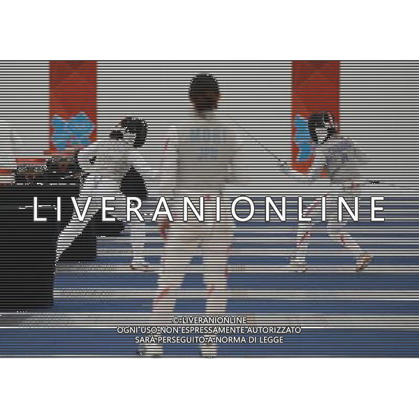 (120724) -- LONDON, July 24, 2012 () -- A Canadian fencer (L) practises with a Japanese fencer at the fencing venue in ExCel in London, Britain, July 24, 2012. (/Zeng Yi)(zgp) ©photoshot/Agenzia Aldo Liverani Sas - ITALY ONLY - Allenamenti, preparativi dei Giochi Olimpici delle Olimpiadi Londra 2012, a Londra, Gran Bretagna, 24 luglio 2012 che inizieranno il 27 luglio.