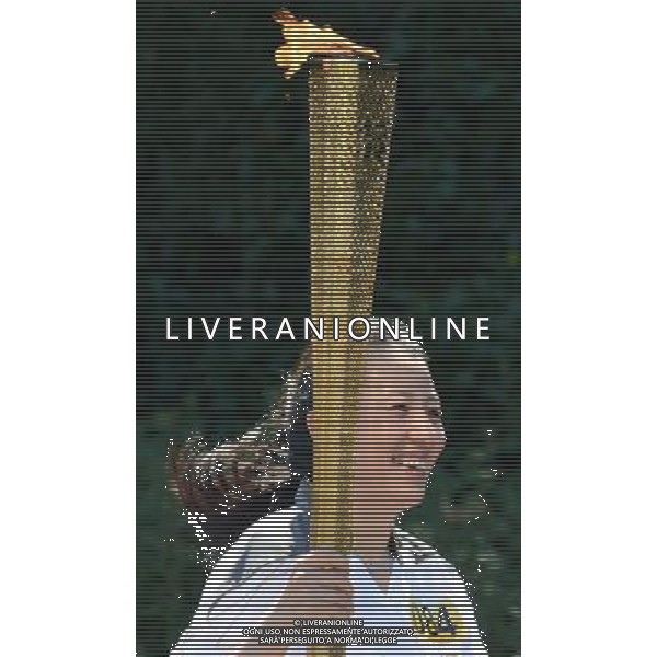 (120724) -- LONDON, July 24, 2012 () -- Chinese former Winter Olympic champion Yang Yang carries the Olympic flame during the torch relay of the 2012 London Olympics in London, Britain, July 24, 2012. (/Wu Xiaoling)(zgp) ©photoshot/Agenzia Aldo Liverani Sas - ITALY ONLY - Allenamenti, preparativi dei Giochi Olimpici delle Olimpiadi Londra 2012, a Londra, Gran Bretagna, 24 luglio 2012 che inizieranno il 27 luglio.