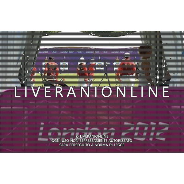 (120724) -- LONDON, July 24, 2012 () -- Chinese archery athletes take part in a training session at the Lord\'s Cricket Ground in St John\'s Wood, London, Britain, July 24, 2012. The 2012 London Olympic Games begins on July 27. (/Guo Yong)(zgp) ©photoshot/Agenzia Aldo Liverani Sas - ITALY ONLY - Allenamenti, preparativi dei Giochi Olimpici delle Olimpiadi Londra 2012, a Londra, Gran Bretagna, 24 luglio 2012 che inizieranno il 27 luglio.