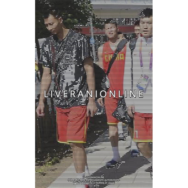 (120724) -- LONDON, July 24, 2012 () -- Yi Jianlian (1st, L) and Zhu Fangyu (2nd, L), players of men\'s basketball team of China, leave the Olympic Village in London, Britain, on July 24, 2012. (/Gesang Dawa) ©photoshot/Agenzia Aldo Liverani Sas - ITALY ONLY - Allenamenti, preparativi dei Giochi Olimpici delle Olimpiadi Londra 2012, a Londra, Gran Bretagna, 24 luglio 2012 che inizieranno il 27 luglio.