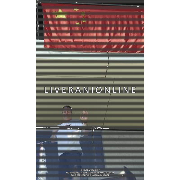 (120724) -- LONDON, July 24, 2012 () -- Bob Donewald, head coach of men\'s basketball team of China, gestures at a balcony in the Olympic Village in London, Britain, on July 24, 2012. (/Gesang Dawa) ©photoshot/Agenzia Aldo Liverani Sas - ITALY ONLY - Allenamenti, preparativi dei Giochi Olimpici delle Olimpiadi Londra 2012, a Londra, Gran Bretagna, 24 luglio 2012 che inizieranno il 27 luglio.