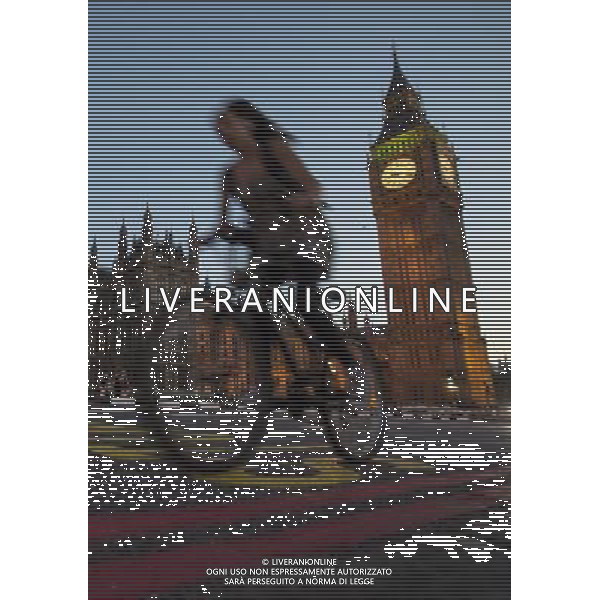 (120724) -- LONDON, July 24, 2012 () -- A cyclist rides on the Westminster Bridge in London, Britain, on July 24, 2012. London launched a rental bicycle project in 2010 in a bid to attract more people to take to two wheels. (/Cheng Min) (nxl) ©photoshot/Agenzia Aldo Liverani Sas - ITALY ONLY - Allenamenti, preparativi dei Giochi Olimpici delle Olimpiadi Londra 2012, a Londra, Gran Bretagna, 24 luglio 2012 che inizieranno il 27 luglio.
