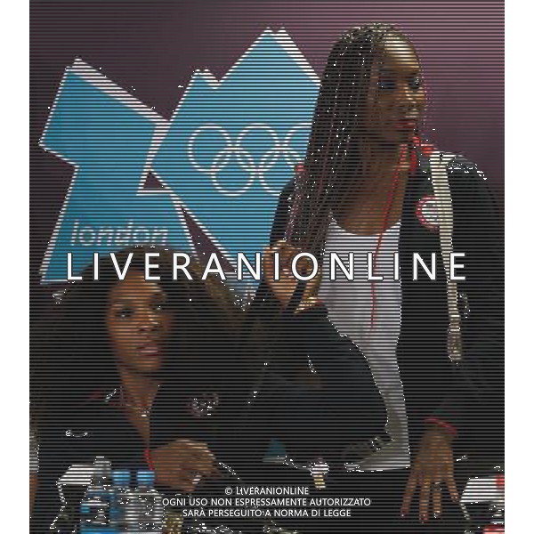 (120724) -- LONDON, July 24, 2012 () -- Serena Williams (L) and Venus Williams of the United States arrive before a press conference at the Main Media Center in London, Britain, on July 24, 2012. (/Li Ming) ©photoshot/Agenzia Aldo Liverani Sas - ITALY ONLY - Allenamenti, preparativi dei Giochi Olimpici delle Olimpiadi Londra 2012, a Londra, Gran Bretagna, 24 luglio 2012 che inizieranno il 27 luglio.