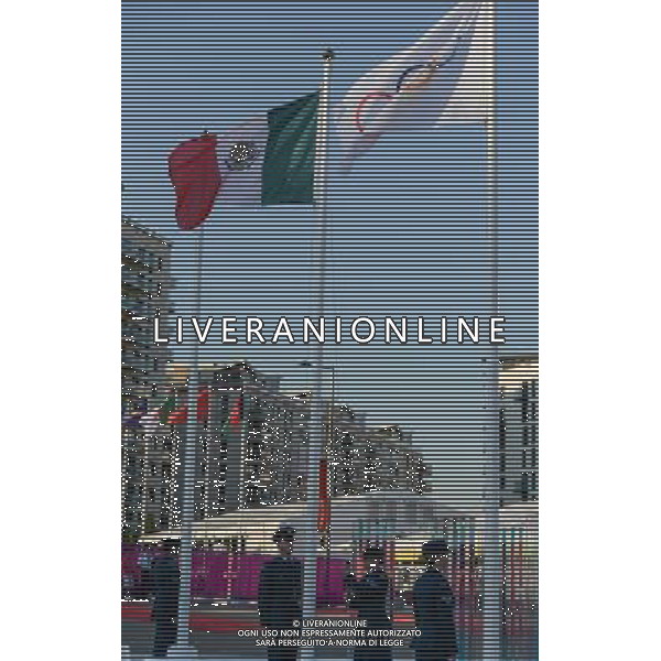 (120724) -- LONDON, July 24, 2012 () -- The national flag (L) of Mexico is raised in the Olympic Village in London, Britain, July 24, 2012. The Mexican delegation to the 2012 London Olympic Games held flag-raising ceremony at the Olympic Village on Tuesday. (/Yang Lei) ©photoshot/Agenzia Aldo Liverani Sas - ITALY ONLY - Allenamenti, preparativi dei Giochi Olimpici delle Olimpiadi Londra 2012, a Londra, Gran Bretagna, 24 luglio 2012 che inizieranno il 27 luglio.