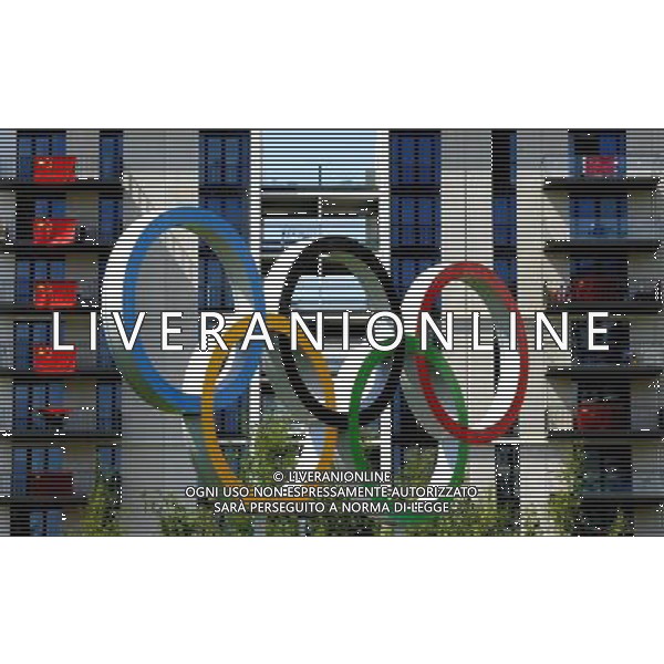 (120724) -- LONDON, July 24, 2012 () -- Chinese national flags are hung from the balconies of athletes\' apartments in the Olympic Village in London, Britain, on July 24, 2012. The Olympic Village is located in the Olympic Park in London, providing a variety of services for athletes and team officials during the Olympic Games. (/Gesang Dawa) (nxl) ©photoshot/Agenzia Aldo Liverani Sas - ITALY ONLY - Allenamenti, preparativi dei Giochi Olimpici delle Olimpiadi Londra 2012, a Londra, Gran Bretagna, 24 luglio 2012 che inizieranno il 27 luglio.