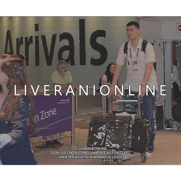 (120724) -- LONDON, July 24, 2012 () -- China\'s superstar Yao Ming, the former Houston Rockets center, arrives at Heathrow airport in London, Britain, on July 24, 2012. (/Li Gang) (nxl) ©photoshot/Agenzia Aldo Liverani Sas - ITALY ONLY - Allenamenti, preparativi dei Giochi Olimpici delle Olimpiadi Londra 2012, a Londra, Gran Bretagna, 24 luglio 2012 che inizieranno il 27 luglio.