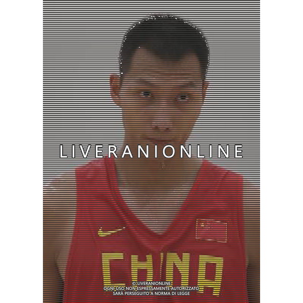 (120724) -- LONDON, July 24, 2012 () -- Chinese basketball player Yi Jianlian participates in a training session in London, Britain, on July 24, 2012. Chinese men\'s basketball team had its first training session on Tuesday since arrival in London. (/Meng Yongmin) (nxl) ©photoshot/Agenzia Aldo Liverani Sas - ITALY ONLY - Allenamenti, preparativi dei Giochi Olimpici delle Olimpiadi Londra 2012, a Londra, Gran Bretagna, 24 luglio 2012 che inizieranno il 27 luglio.