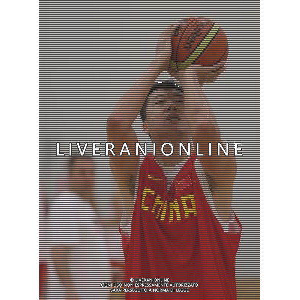 (120724) -- LONDON, July 24, 2012 () -- Chinese basketball player Wang Zhizhi participates in a training session in London, Britain, on July 24, 2012. Chinese men\'s basketball team had its first training session on Tuesday since arrival in London. (/Meng Yongmin) (nxl) ©photoshot/Agenzia Aldo Liverani Sas - ITALY ONLY - Allenamenti, preparativi dei Giochi Olimpici delle Olimpiadi Londra 2012, a Londra, Gran Bretagna, 24 luglio 2012 che inizieranno il 27 luglio.