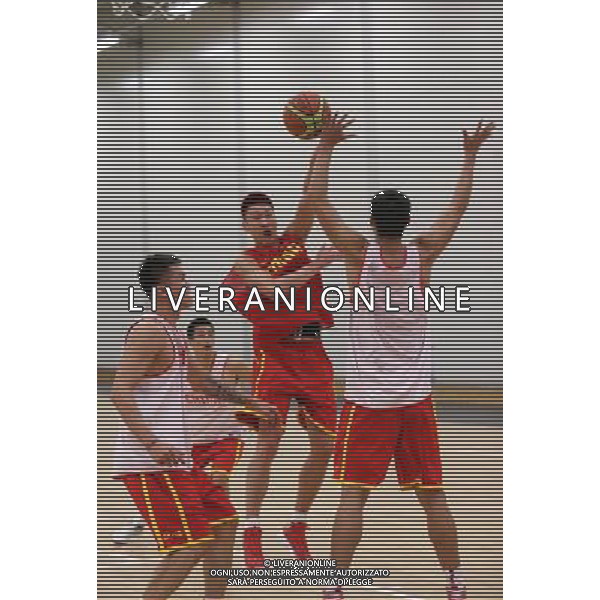 (120724) -- LONDON, July 24, 2012 () -- Chinese basketball players participate in a training session in London, Britain, on July 24, 2012. Chinese men\'s basketball team had its first training session on Tuesday since arrival in London. (/Meng Yongmin) (nxl) ©photoshot/Agenzia Aldo Liverani Sas - ITALY ONLY - Allenamenti, preparativi dei Giochi Olimpici delle Olimpiadi Londra 2012, a Londra, Gran Bretagna, 24 luglio 2012 che inizieranno il 27 luglio.