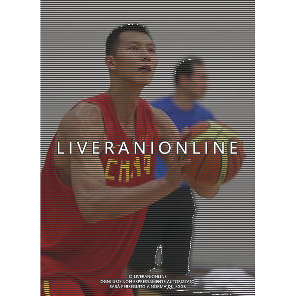 (120724) -- LONDON, July 24, 2012 () -- Chinese basketball player Yi Jianlian participates in a training session in London, Britain, on July 24, 2012. Chinese men\'s basketball team had its first training session on Tuesday since arrival in London. (/Meng Yongmin) (nxl) ©photoshot/Agenzia Aldo Liverani Sas - ITALY ONLY - Allenamenti, preparativi dei Giochi Olimpici delle Olimpiadi Londra 2012, a Londra, Gran Bretagna, 24 luglio 2012 che inizieranno il 27 luglio.