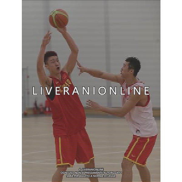 (120724) -- LONDON, July 24, 2012 () -- Chinese basketball players participate in a training session in London, Britain, on July 24, 2012. Chinese men\'s basketball team had its first training session on Tuesday since arrival in London. (/Meng Yongmin) (nxl) ©photoshot/Agenzia Aldo Liverani Sas - ITALY ONLY - Allenamenti, preparativi dei Giochi Olimpici delle Olimpiadi Londra 2012, a Londra, Gran Bretagna, 24 luglio 2012 che inizieranno il 27 luglio.