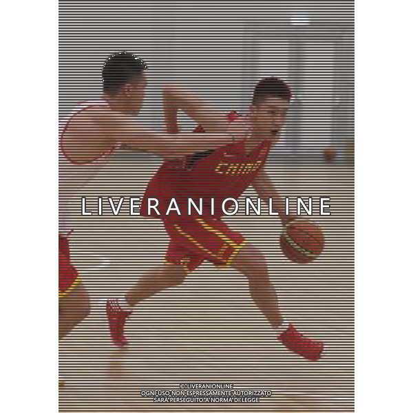 (120724) -- LONDON, July 24, 2012 () -- Chinese basketball players participate in a training session in London, Britain, on July 24, 2012. Chinese men\'s basketball team had its first training session on Tuesday since arrival in London. (/Meng Yongmin) (nxl) ©photoshot/Agenzia Aldo Liverani Sas - ITALY ONLY - Allenamenti, preparativi dei Giochi Olimpici delle Olimpiadi Londra 2012, a Londra, Gran Bretagna, 24 luglio 2012 che inizieranno il 27 luglio.