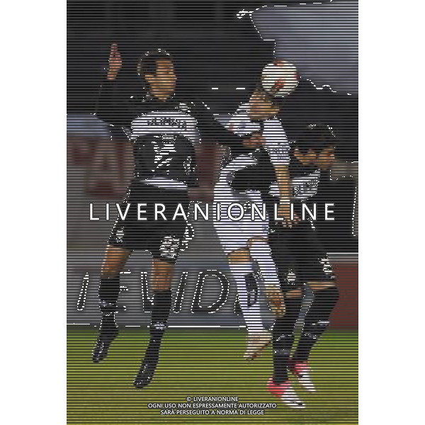 (120725) -- MONTEVIDEO, July 25, 2012 () -- Uruguay\'s Danubio Pablo Damian Castro (C) vies for the ball with Julio Santa Cruz (L) and Fabio Caballero (R) of Paraguay\'s Olimpia, during a 2012 Copa Sudamericana soccer match in Montevideo, capital of Uruguay, on July 24, 2012. (/Nicolas Celaya) (nc) (sp) ©PHOTOSHOT/Agenzia Aldo Liverani Sas - ITALY ONLY - Danubio Uruguay - Olimpia Paraguay partita di Copa Sudamericana di calcio 2012 a Montevideo, capitale dell\'Uruguay, il 24 luglio 2012.