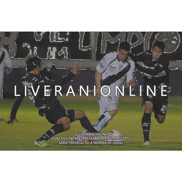 (120725) -- MONTEVIDEO, July 25, 2012 () -- Uruguay\'s Danubio Leonardo Melazzi (C) vies for the ball with Sebastian Ariosa (L) and Fabio Caballero (R) of Paraguay\'s Olimpia, during a 2012 Copa Sudamericana soccer match in Montevideo, capital of Uruguay, on July 24, 2012. (/Nicolas Celaya) (nc) (sp) ©PHOTOSHOT/Agenzia Aldo Liverani Sas - ITALY ONLY - Danubio Uruguay - Olimpia Paraguay partita di Copa Sudamericana di calcio 2012 a Montevideo, capitale dell\'Uruguay, il 24 luglio 2012.