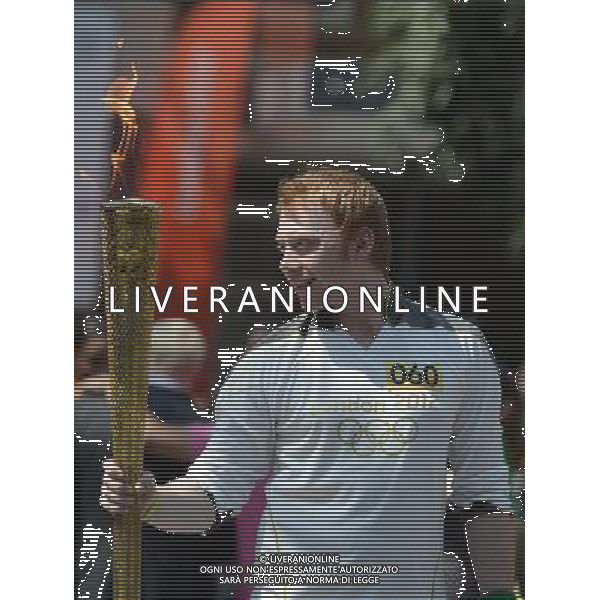 (120725) -- LONDON, July 25, 2012 () -- Actor Rubert Grint carries the Olympic Flame during the torch relay of the London 2012 Olympic Games in London, Britain, on July 25, 2012. (/Wu Xiaoling) (nxl) PHOTOSHOT/AG ALDO LIVERANI SAS - ITALY ONLY