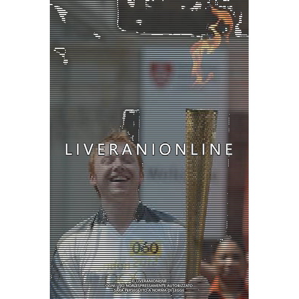 (120725) -- LONDON, July 25, 2012 () -- Actor Rubert Grint carries the Olympic Flame during the torch relay of the London 2012 Olympic Games in London, Britain, on July 25, 2012. (/Wu Xiaoling) (nxl) PHOTOSHOT/AG ALDO LIVERANI SAS - ITALY ONLY