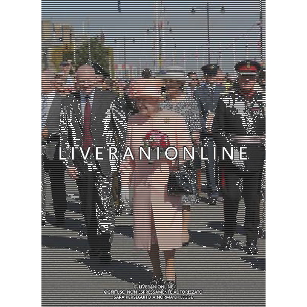 COWES, ENGLAND - JULY 25: Queen Elizabeth II meets locals during her Diamond Jubilee visit to the Isle of Wight on July 25, 2012 in Cowes, England. The Queen and Duke of Edinburgh\'s visit to the Isle of Wight is the final stop on her Diamond Jubilee tour of the country during which she has visited 10 regions in the UK over 25 days and conducted 83 public engagements. photoshot/ALDO LIVERANI ITALY ONLY