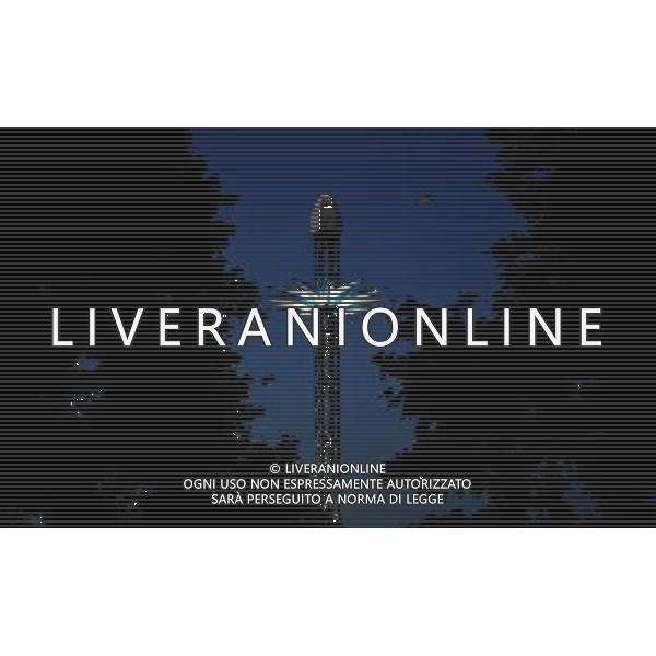 (120726) -- LONDON, July 26, 2012 () -- A helicopter flies over an amusement facility near River Thames in London, Britain, on July 22, 2012. The London 2012 Olympic Games will kick off on Friday night. (/Chen Xiaowei) (nxl)