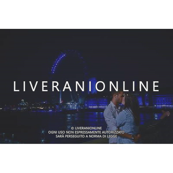 (120726) -- LONDON, July 26, 2012 () -- A couple kiss on Westminster Bridge in London, Britain, on July 25, 2012. The London 2012 Olympic Games will kick off on Friday night. (/Li Ga) (nxl)