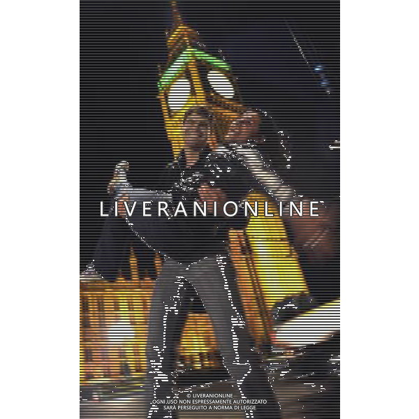 (120726) -- LONDON, July 26, 2012 () -- A couple pose for a picture in front of the Big Ben in London, Britain, on July 22, 2012. The London 2012 Olympic Games will kick off on Friday night. (/Chen Xiaowei) (nxl)