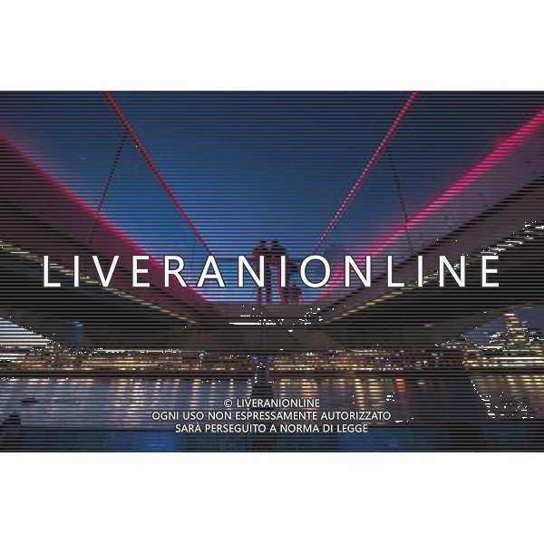 (120726) -- LONDON, July 26, 2012 () -- People stand on the Millennim Bridge in London, Britain, on July 23, 2012. The London 2012 Olympic Games will kick off on Friday night. (/Cheng Min) (nxl)