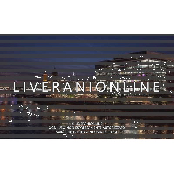 (120726) -- LONDON, July 26, 2012 () -- A view of buildings along River Thames in London, Britain, on July 21, 2012. The London 2012 Olympic Games will kick off on Friday night. (/Cheng Min) (nxl)