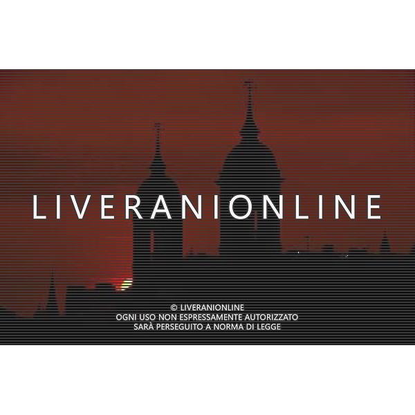 (120726) -- LONDON, July 26, 2012 () -- A view of sunset in London, Britain, on July 25, 2012. The London 2012 Olympic Games will kick off on Friday night. (/Yin Gang) (nxl)