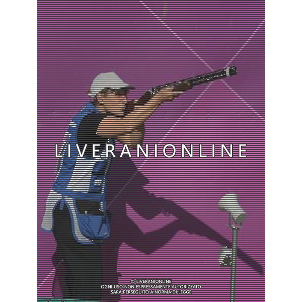 (120729) -- LONDON, July 29, 2012 () -- Italian shooter Chiara Cainero aims during women\'s skeet qualification event at the London 2012 Olympic Games in London, Britain, July 29, 2012. (/Wang Qingqin) /ALDO LIVERANI SAS-ITALY ONLY - EDITORIAL USE ONLY