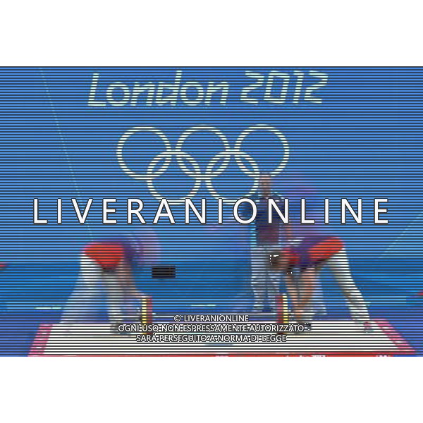 (120729) -- LONDON, July 29, 2012 () -- Volunteers adjust weight of barbells during the weightlifting competition at the London 2012 Olympic Games in London, Britain, July 29, 2012. (/Gong Lei) (zgp) /ALDO LIVERANI SAS-ITALY ONLY - EDITORIAL USE ONLY