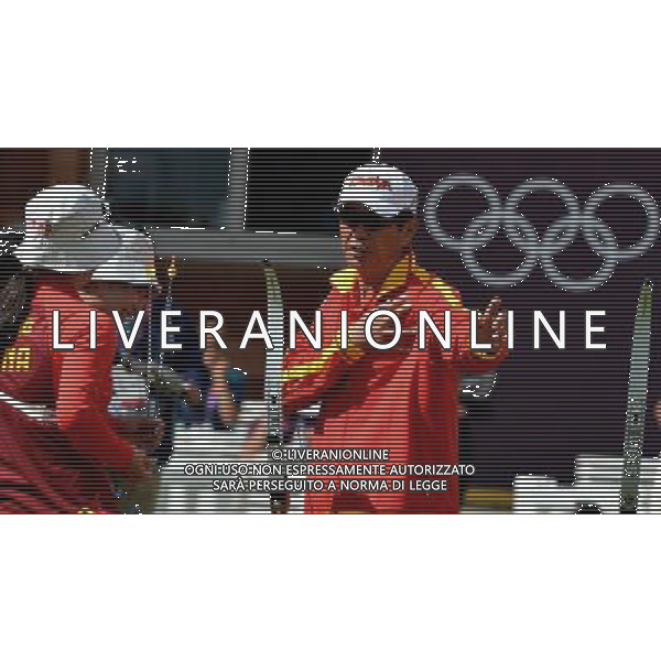 (120729) -- LONDON, July 29, 2012 () -- Xu Jing (1st L) and Fang Yuting (2nd L) of China talks with coach during the women\'s team 1/8 eliminations of archery between China and Italy, at the London 2012 Olympic Games in London, Britain, July 29, 2012. The Chinese team won the match and was qualified for the next round. (/Gesang Dawa) (zgp) /ALDO LIVERANI SAS-ITALY ONLY - EDITORIAL USE ONLY