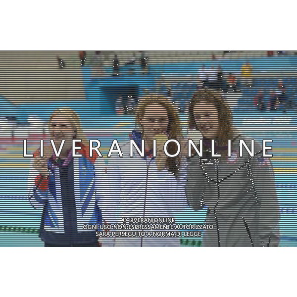 (120729) -- LONDON, July 29, 2012 () -- Gold medalist Camille Muffat (C) of France, silver medalist Allison Schmitt (R) of U.S. and bronze medalist Rebecca Adlington of Britain pose for pictures during the victory ceremony of women\'s 400m freestyle swimming contest at London 2012 Olympic Games in London, Britain, on July 29, 2012. (/Yang Zongyou) (nxl) /ALDO LIVERANI SAS-ITALY ONLY - EDITORIAL USE ONLY
